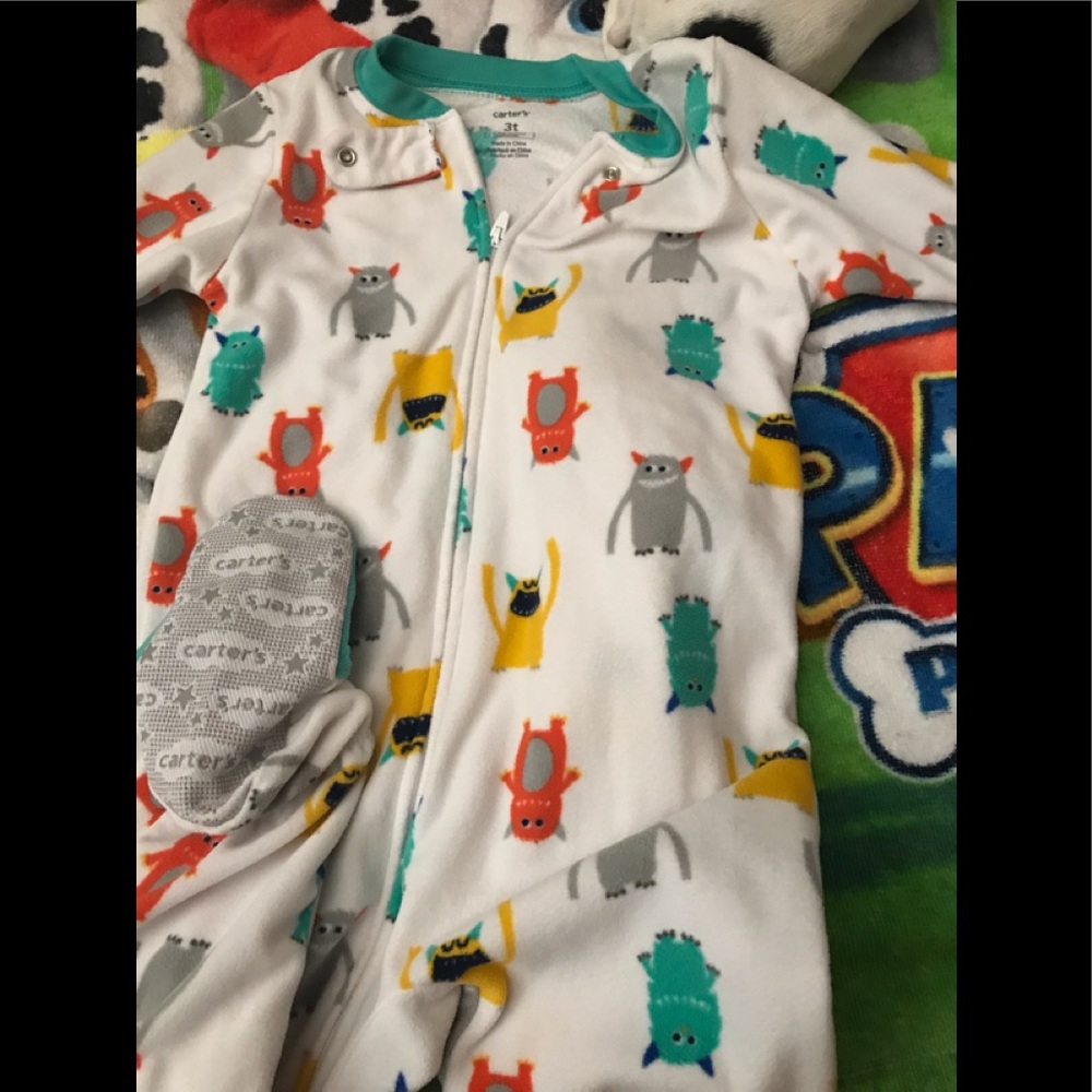 ⚡️Fleece pajamas with cute monster print.